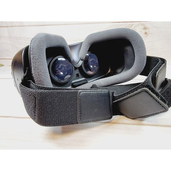 Samsung Gear VR Powered by Oculus SM-R323 Virtual Reality Headset - Picture 5 of 15